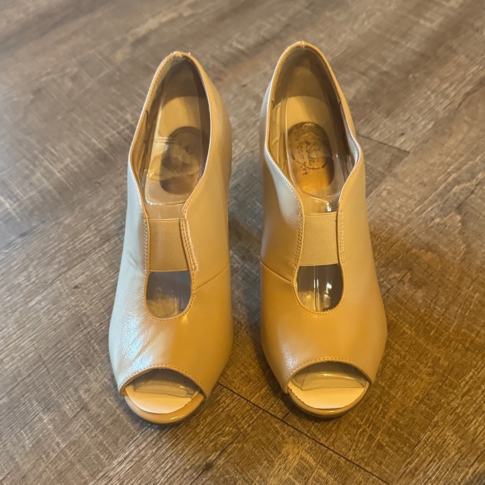 Life Stride Tan Peep-Toe Heels